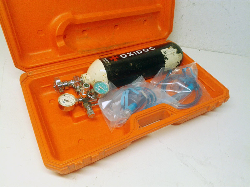 botiquin oxigeno emergencia medico botella+2mascara plastico metal 36.5x61.5x14 1u